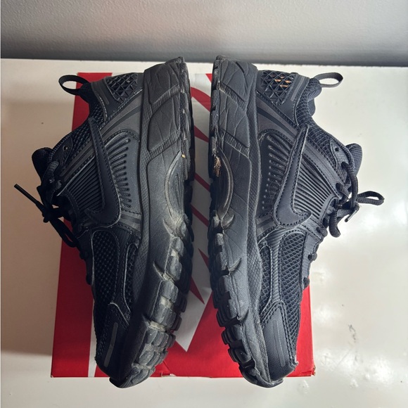Black Nike Vomero 5’s - Picture 4 of 9